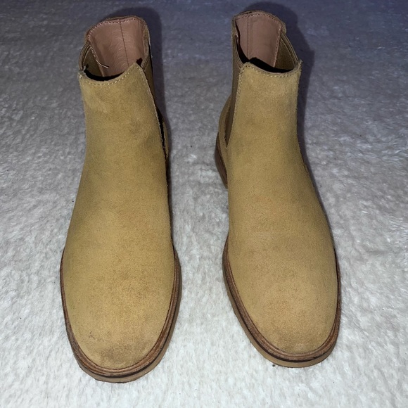 Clarks Men’s Chelsea Boots
Size 7 1/2 men’s
Side gusset and ankle loop - Picture 4 of 6